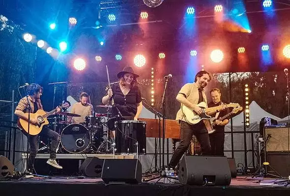 Illustration de THE AMBER DAY + Julianne Joe > vendredi 27 juin
